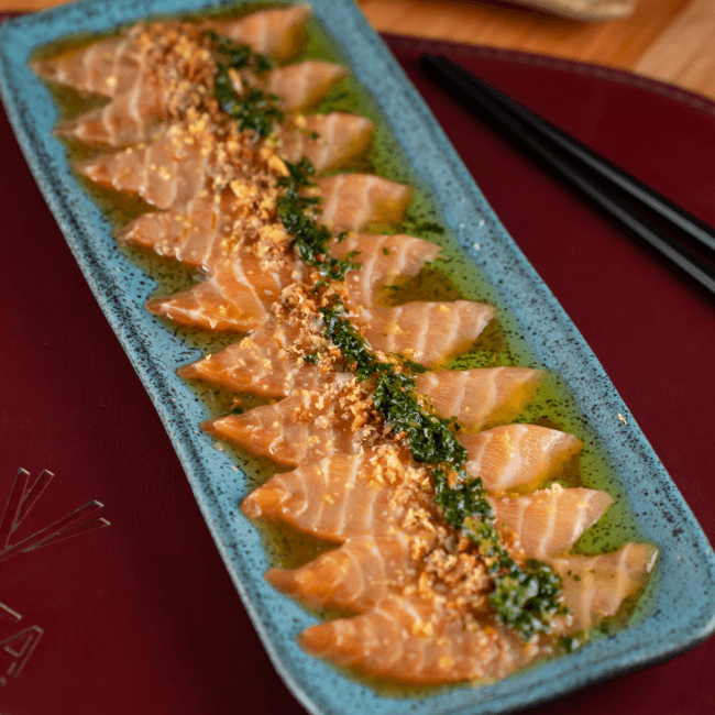 SALMÃO TATAKI AO MOLHO PONZU