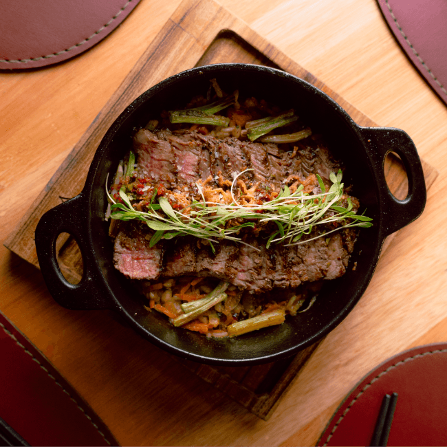 STEAK COM KIMCHEE FRIED RICE