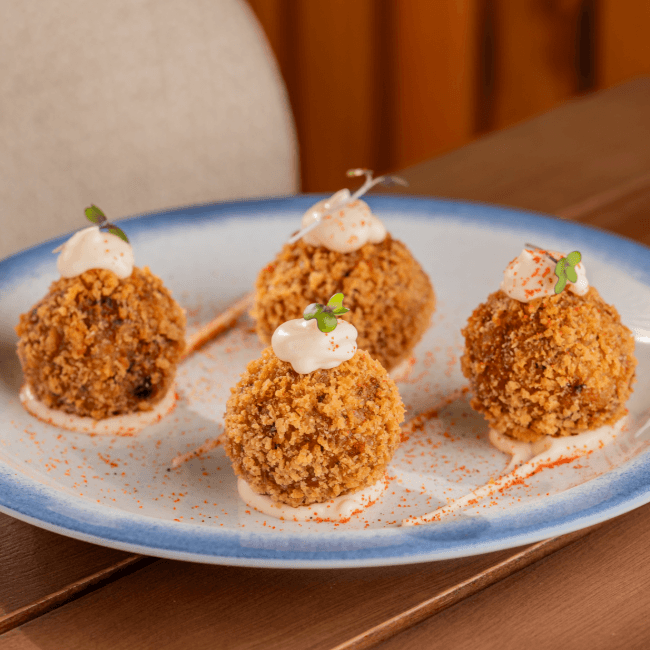 ARANCINI DE POLVO COM AIOLI