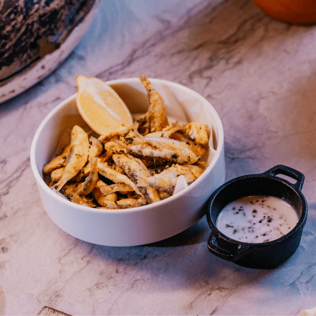PIABINHA FRITA COM MOLHO DE COCO
