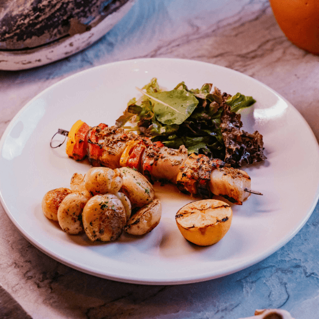 BROCHETE DE LAGOSTA AO MOLHO DE ERVAS