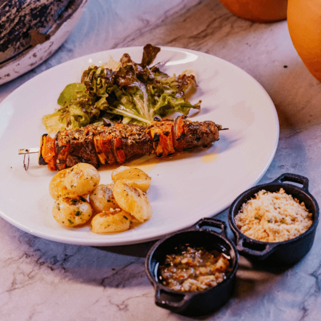 BROCHETE DE CARNE AO CHIMI-CHURRI