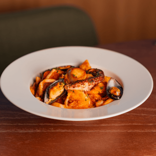 SPAGUETTI AOS FRUTOS DO MAR AO MOLHO DE TOMATE
