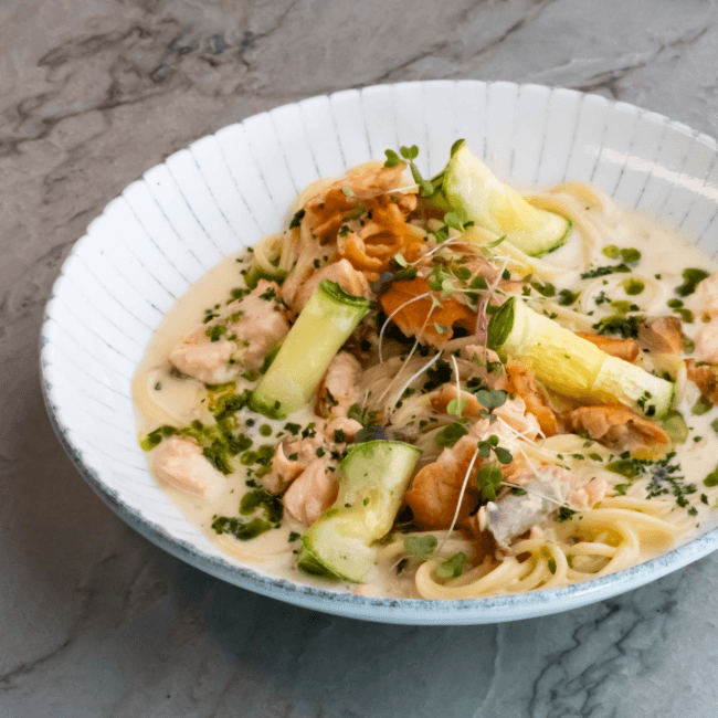 SPAGUETTI AO LIMONE COM LASCAS DE SALMÃO