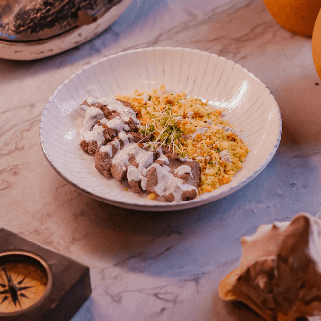 CORDEIRO DO TAUÁ COM COUSCOUS MARROQUINO COM FRUTAS SECAS AO MOLHO DE IOGURTE