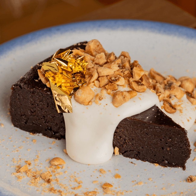 BOLO DE CHOCOLATE E AVELÃS