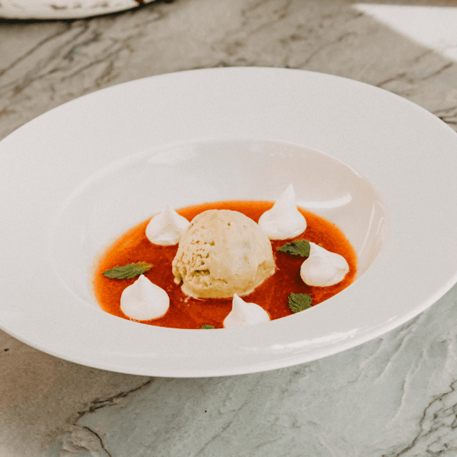 SOPA FRIA DE MORANGO E HORTELÃ COM SORVETE DE PISTACHE