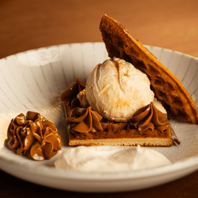WAFFLES COM SORVETE DE 3 LECHES E DOCE DE LEITE