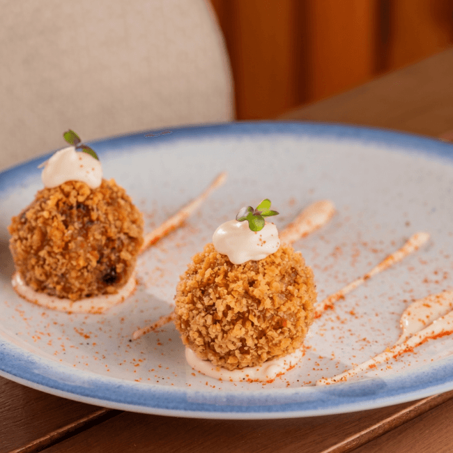 ARANCINI DE POLVO COM AIOLI