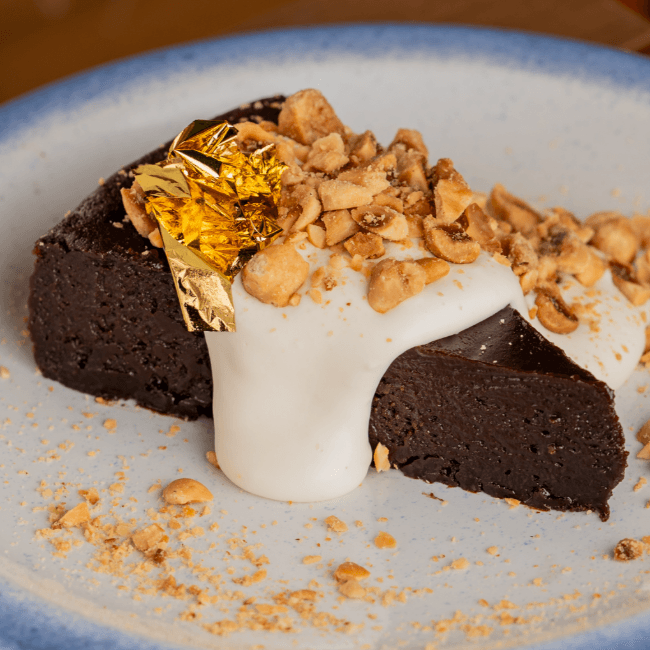 BOLO DE CHOCOLATE E AVELÃS